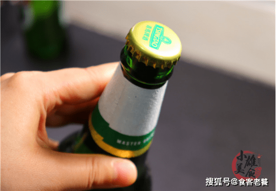 原来开啤酒瓶盖有诀窍 不用开瓶器 女孩子也能轻松打开 方法