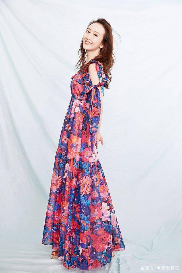 王鸥|王鸥真有少女感,穿露脐装秀A4腰,搭百褶裙秀长腿真不像38岁