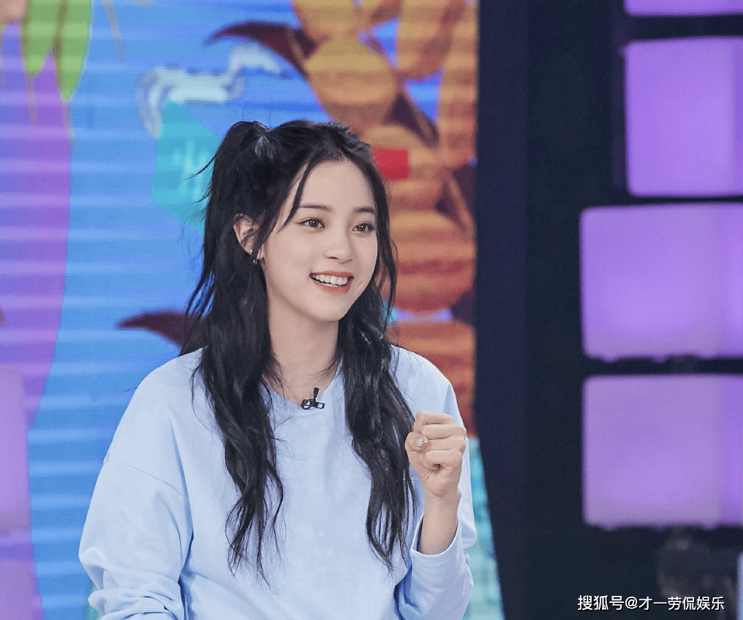 的时候,欧阳娜娜参加一些综艺节目就被网友们称之为是绿茶之类的,再