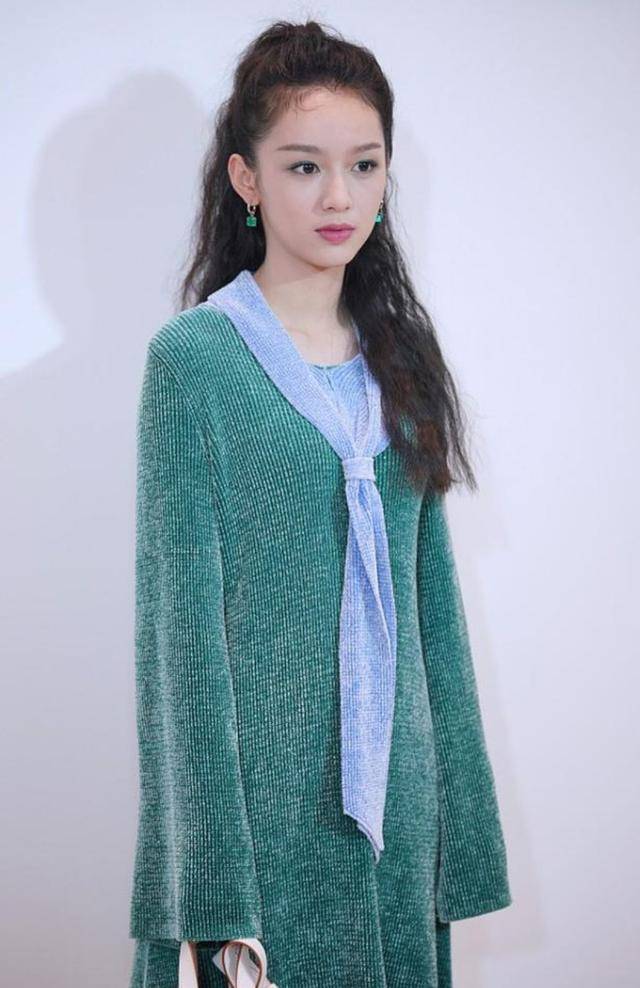 黑色|周也身材高挑显瘦，穿绿色连衣裙尽显成熟妩媚，颜值比小花还高