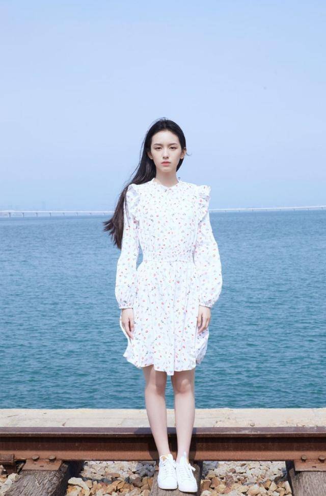 黑色|周也身材高挑显瘦，穿绿色连衣裙尽显成熟妩媚，颜值比小花还高