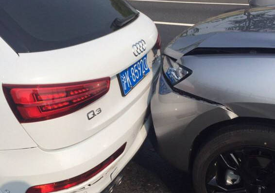 长城wey Vv7高速发生三车连环追尾 Vv7车主 这修理费贵 汪先生