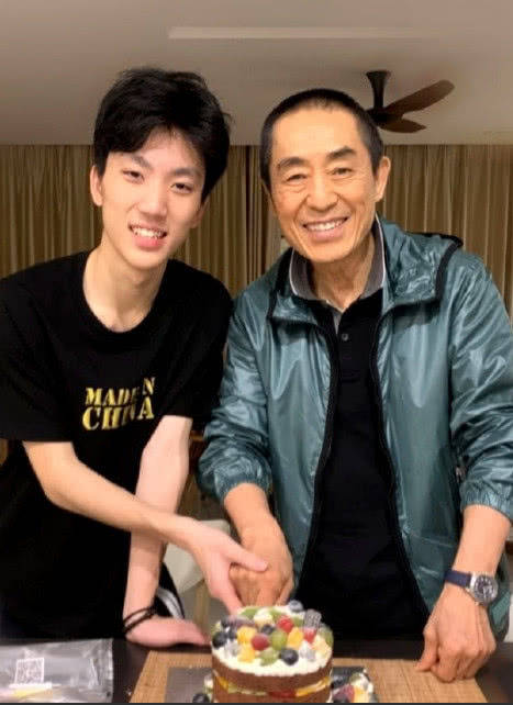 张艺谋陈婷现身儿子毕业典礼 43f924e411f442bbb6672a983e122b8d.jpeg
