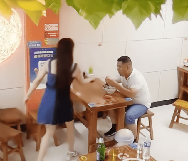 举动|男子吃棒棒糖被泼满脸水，老板娘的近视眼惹祸，以为他在抽烟