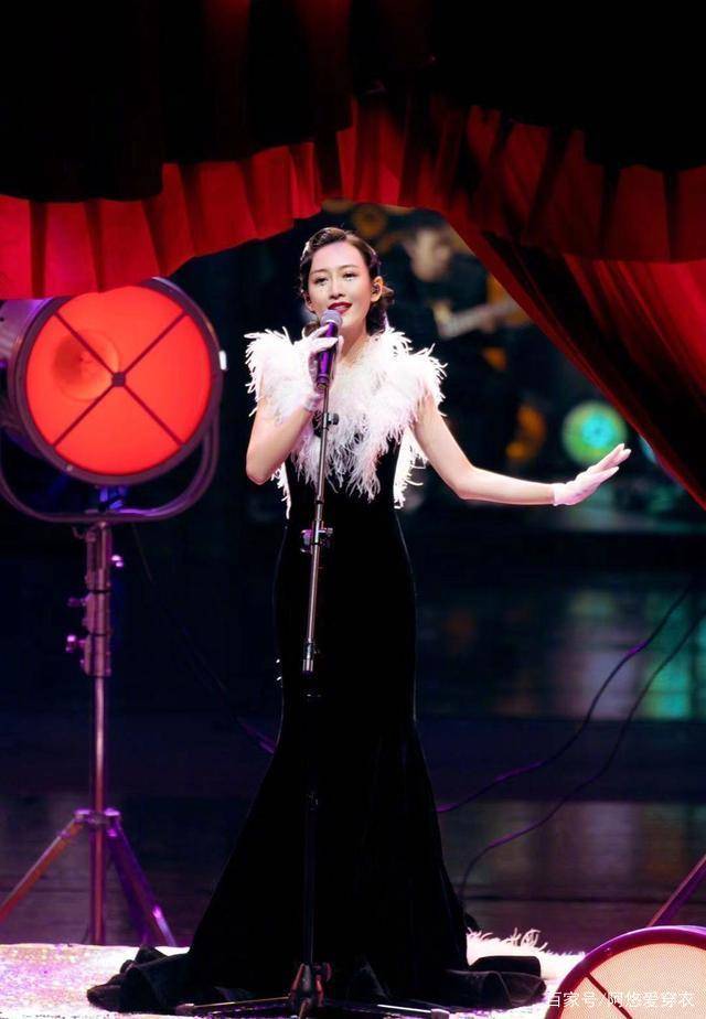 王鸥|王鸥真有少女感,穿露脐装秀A4腰,搭百褶裙秀长腿真不像38岁