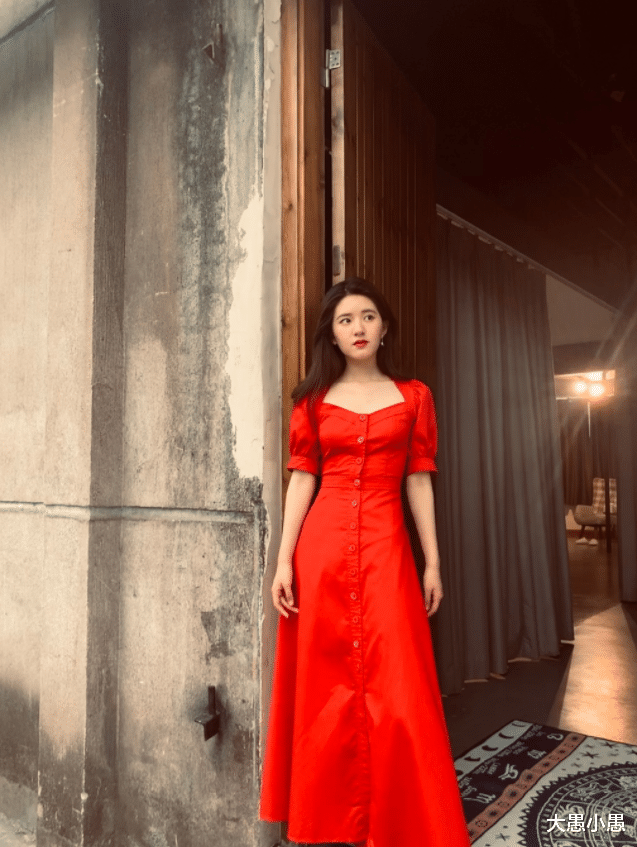 颜色|赵露丝圆脸外形真讨喜，穿上艳丽红色长裙，甜美模样独具女人味