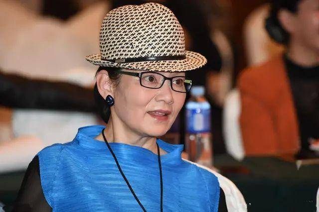 大气|潘虹65岁也优雅大气,一身蓝裙搭配得体大方,比刘晓庆老得更自然