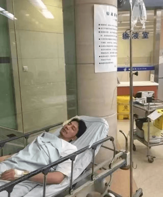 林生斌在妻女灵堂前,一手高呼上天堂,一手数钱
