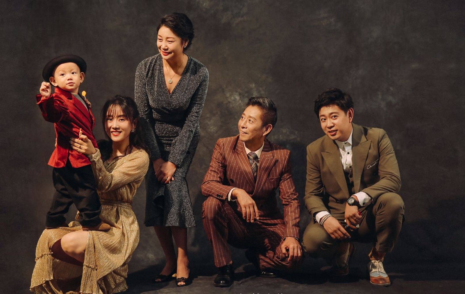 父母爱情里他靠拼爹上位戏外虽有父亲光环却靠自己走红