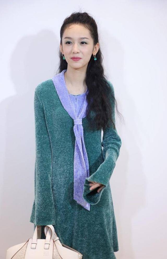 黑色|周也身材高挑显瘦，穿绿色连衣裙尽显成熟妩媚，颜值比小花还高