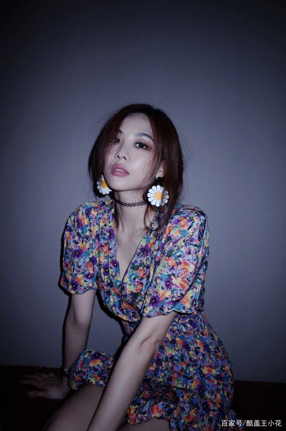 姐妹|33岁王霏霏太会穿，泡泡袖碎花裙尽显好身材，配个大耳环超洋气