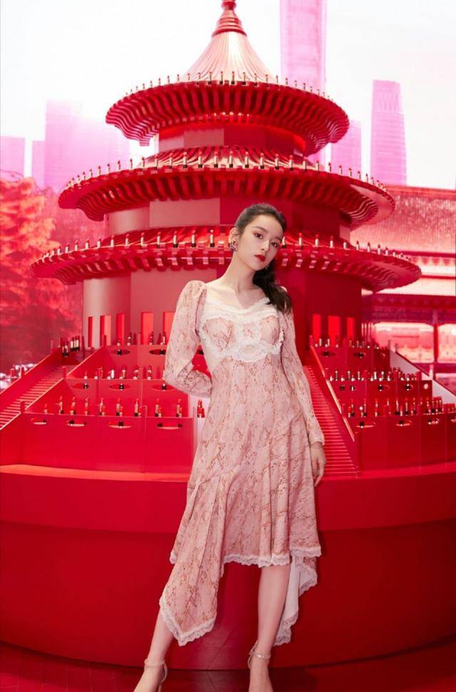 黑色|周也身材高挑显瘦，穿绿色连衣裙尽显成熟妩媚，颜值比小花还高
