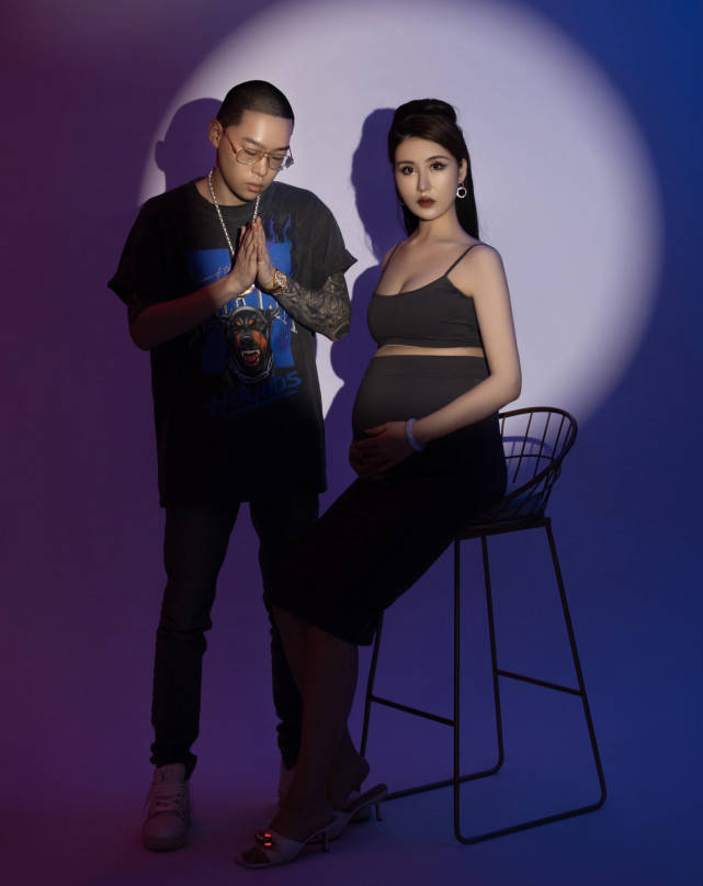 原创说唱歌手弹壳夫妇官宣怀二胎晒恩爱合影老婆孕肚抢镜