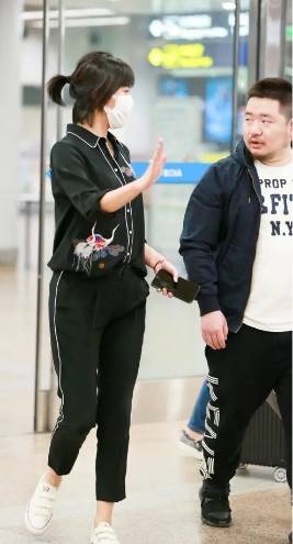 显得|徐静蕾和黄立行出行,穿衬衣背带裙真嫩,而黄立行偷看眼神太有爱