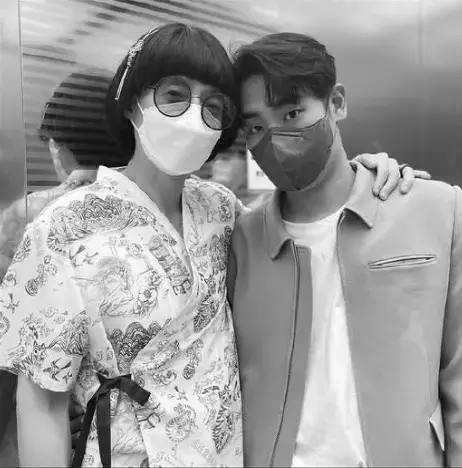 running man新闻:李光洙出席最新电影发布会,一会帅气,一会傻