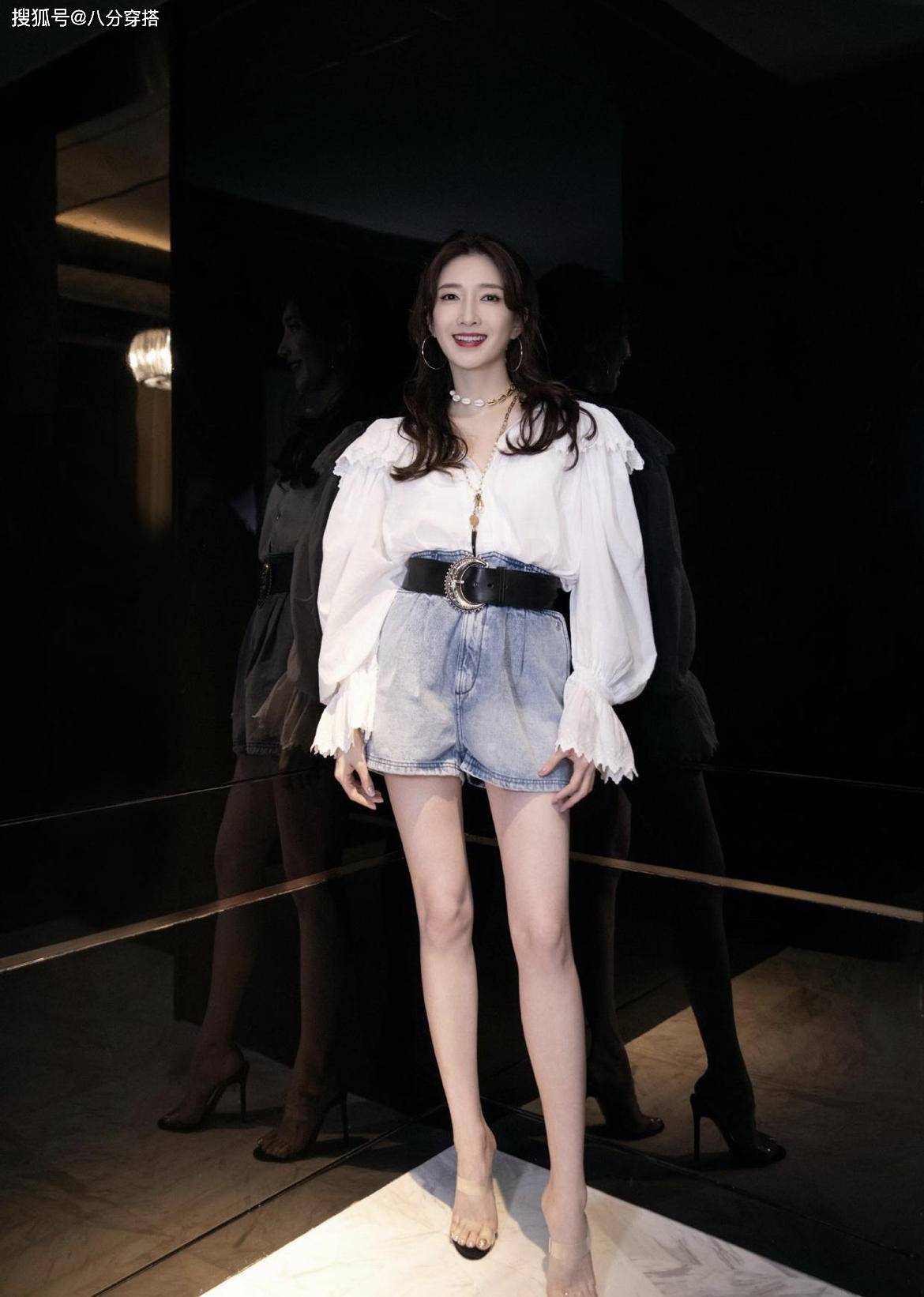 个性|李沁“火”了之后更敢穿，白衬衫搭配毛边短裤个性张扬，活力十足
