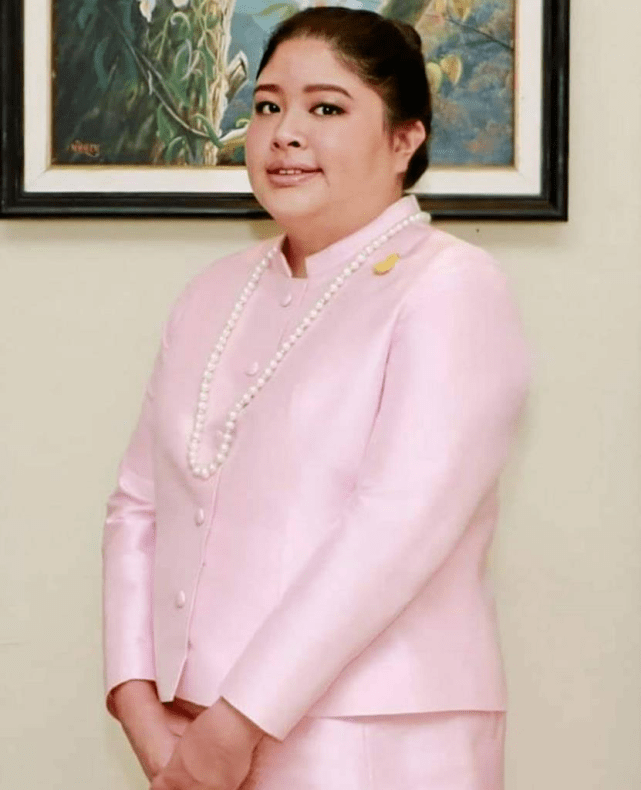 泰国64岁血友病公主胖成球!脸大脖子短不敢认,200斤女儿挑大梁