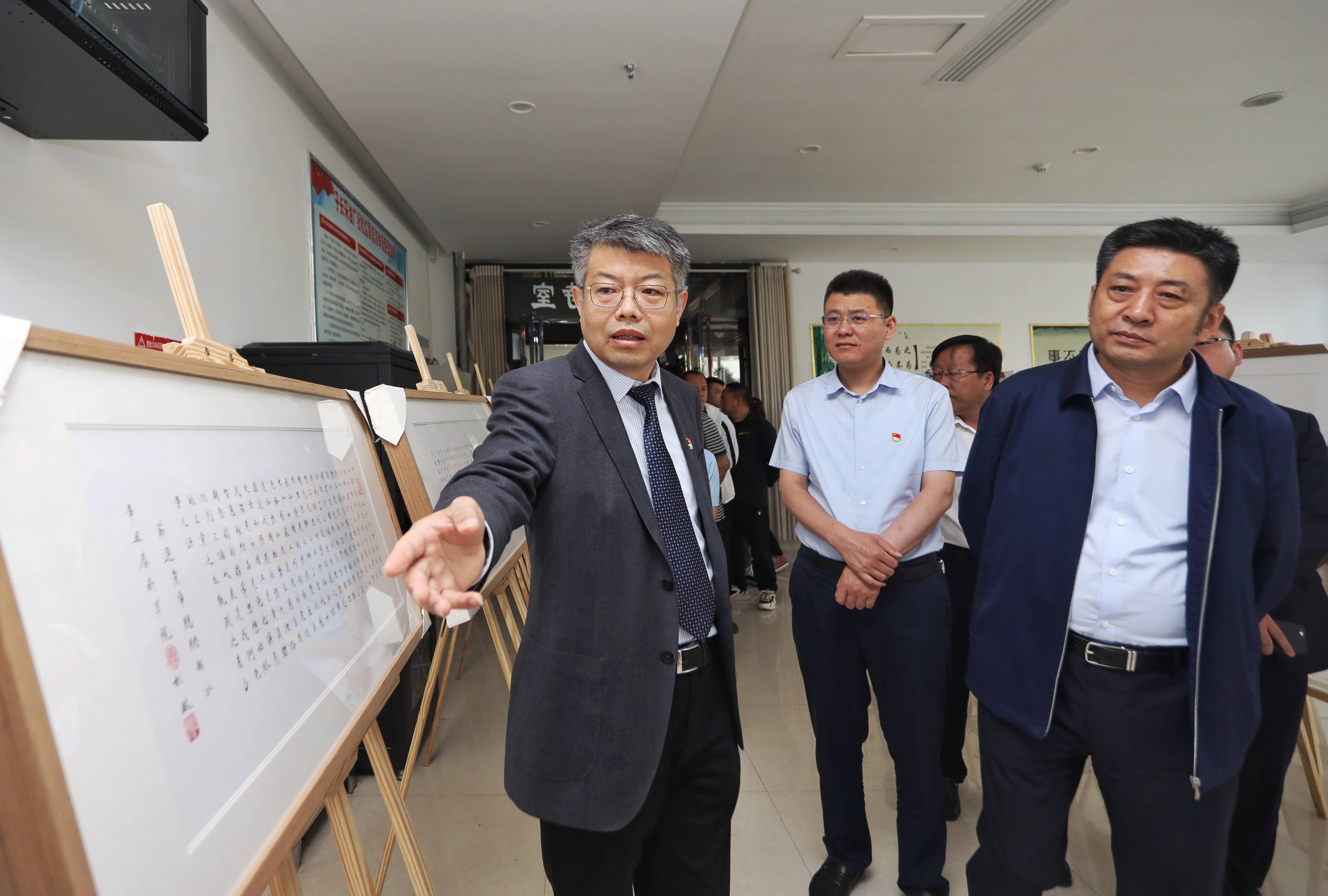 在观展的人群中,来自子长采油厂监察室的杨娅婷看得格外认真.