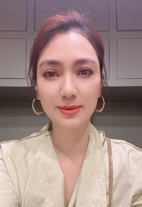 洪欣|洪欣长款风衣直接当裙穿,休闲随性时尚,纯天然美貌怼脸拍也自信