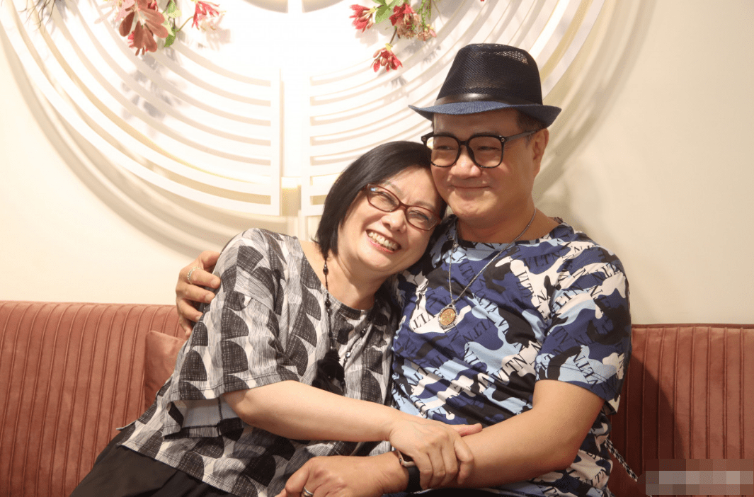 63岁鲁振顺穿龙凤褂预演婚礼女友将他一把抱住亲证男方不是gay