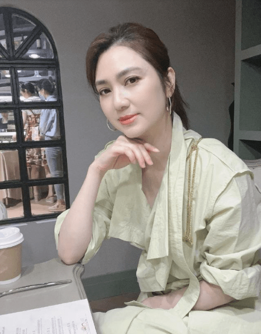 洪欣|洪欣长款风衣直接当裙穿，休闲随性时尚，纯天然美貌怼脸拍也自信