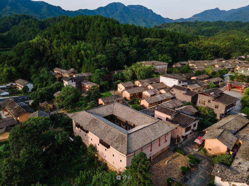 福星围,建于清朝咸丰年间(1856年),是一座方形的夯土砖墙结构的建筑