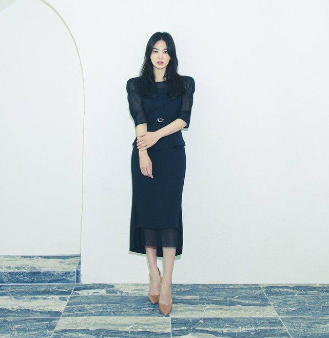 有一种"整容"叫作宋慧乔单身,穿红色西装自信满满,气质没得挑