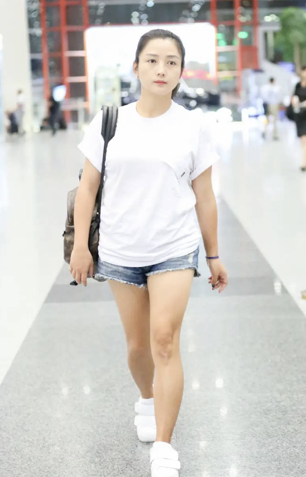 勇气|何洁真有勇气,瘦身失败还敢穿牛仔短裤,自信的女人穿什么都美