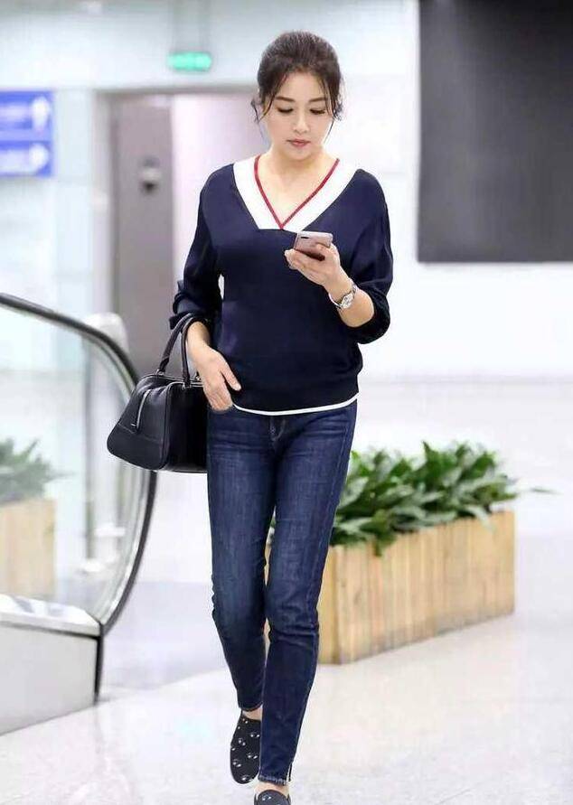 54岁江珊变瘦后“逆生长”,扎马尾化淡妆秀好身材