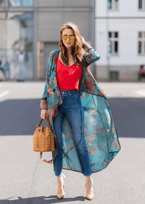 洪欣|洪欣长款风衣直接当裙穿,休闲随性时尚,纯天然美貌怼脸拍也自信