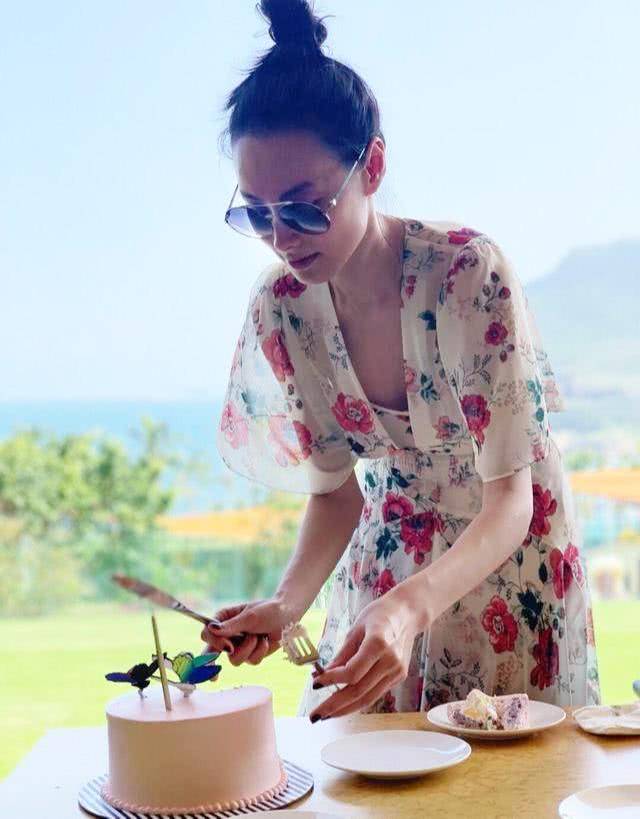 生活|梁洛施做不成阔太生活更精彩,穿印花连衣裙与家人庆生,时尚减龄