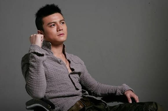 拿下双料影帝却无人知晓,娶当红女星低调幸福,如今43岁成这样