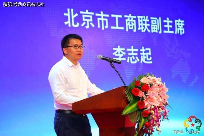 于立忠,张亚曦,李春旺和八名异地海安商会会长共同在大屏上摁下手印