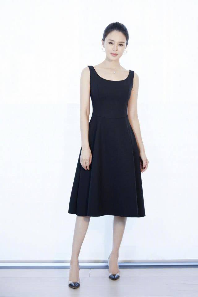 黑色|佟大为妻子关悦身材真好，一袭黑裙秀纤纤玉臂，一点赘肉也没有