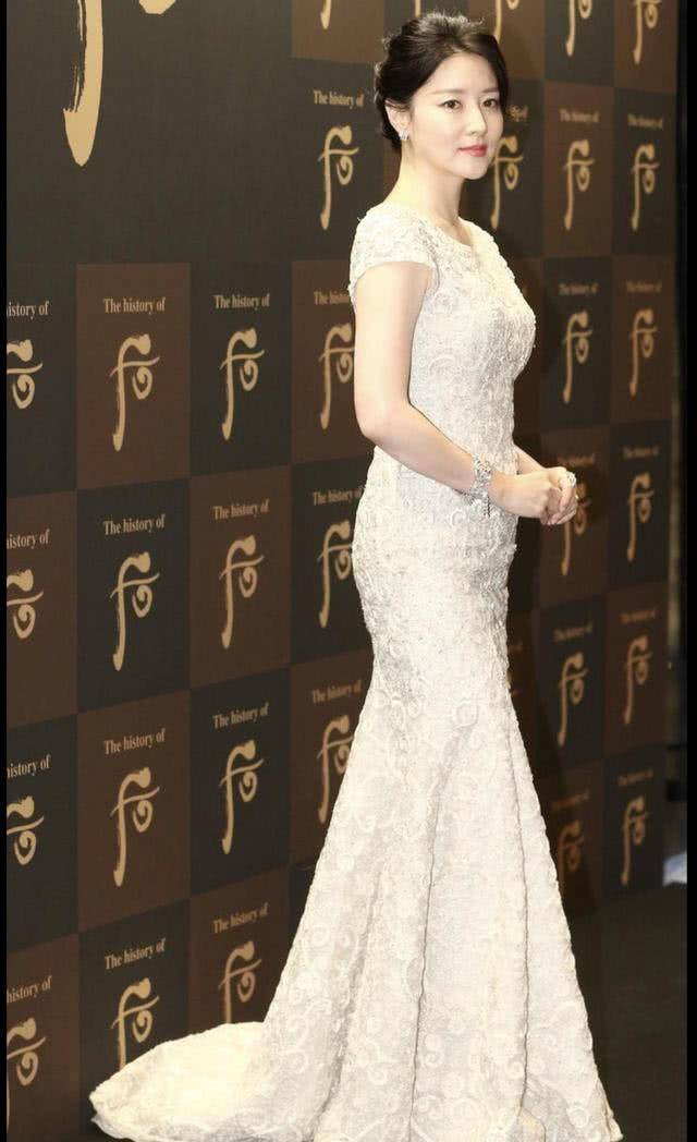 设计|李英爱的高级贵妇感很难被超越，穿刺绣鱼尾连衣裙，美得不可方物