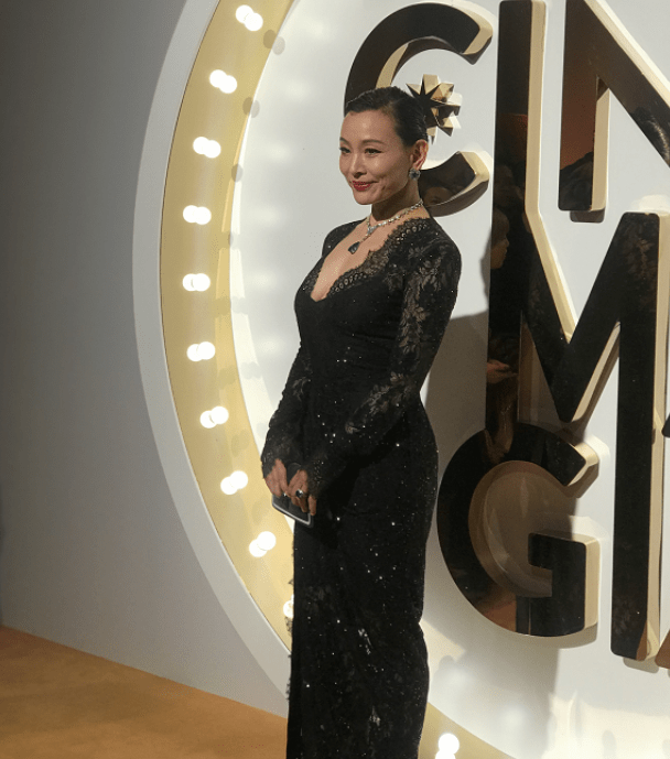 黑色|陈冲60岁仍招摇，烟熏妆配“露胃裙”真有超模范，沙漏身材太赞了