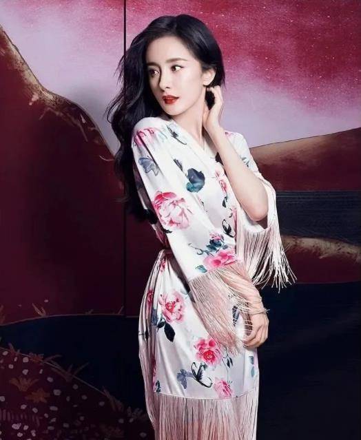 黑色|杨幂吊带真丝睡衣大秀好身材！雪肤娇嫩性感撩人