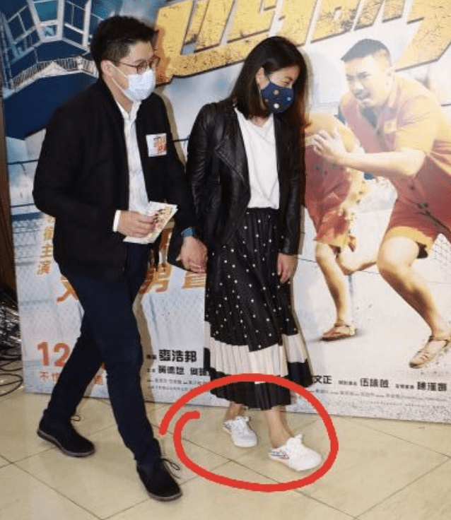 郭晶晶|郭晶晶向来低调，穿基础款还配89元帆布鞋，和老公十指紧扣真幸福
