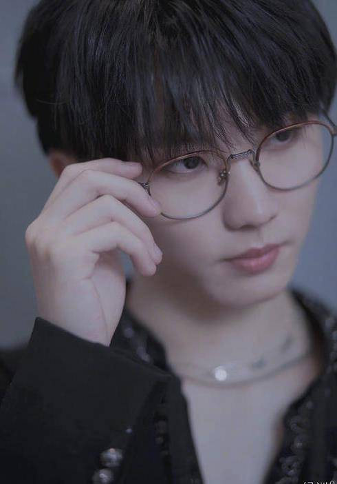 怎么才能长得像马嘉祺 2e17f6fe0d084595bd2244448febc172.jpeg