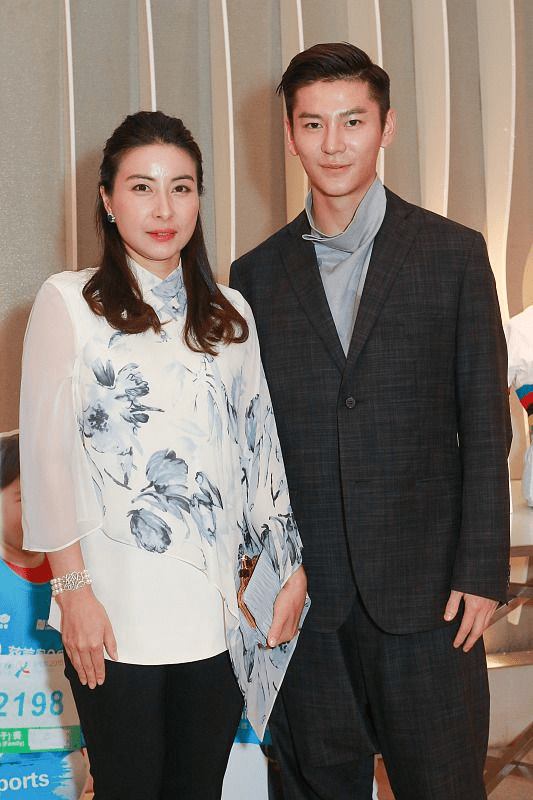 郭晶晶|郭晶晶向来低调，穿基础款还配89元帆布鞋，和老公十指紧扣真幸福