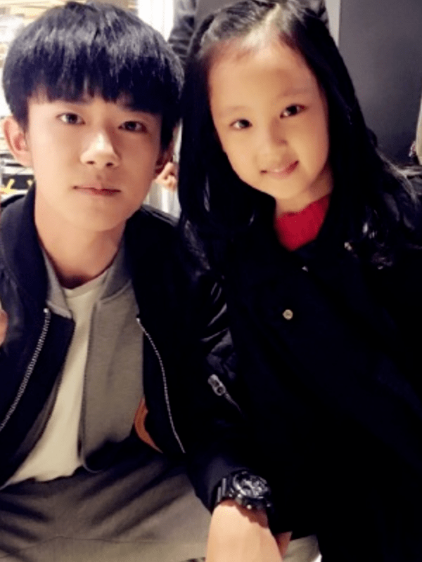 她的就是张婉儿,张婉儿是一名名副其实的童星,来自七娱乐影业集团,3岁