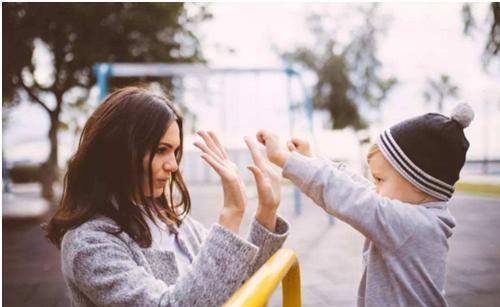 玩具|孩子一看到好看玩具就撒泼打滚,别再轻易妥协,掌握这3点更重要