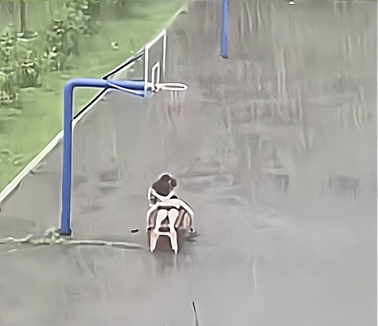 原创哈尔滨下雨天两男子跑操场上洗澡一人还躺下搓背满脸享受