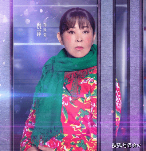 头发|62岁倪萍现身机场，头发乌黑浓密精神足，脖子上挂玉石项链抢镜