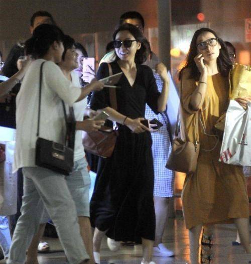 显得|闫妮装不下去了，50岁的皮肤额头出油脸下垂，就是个普通老年人！