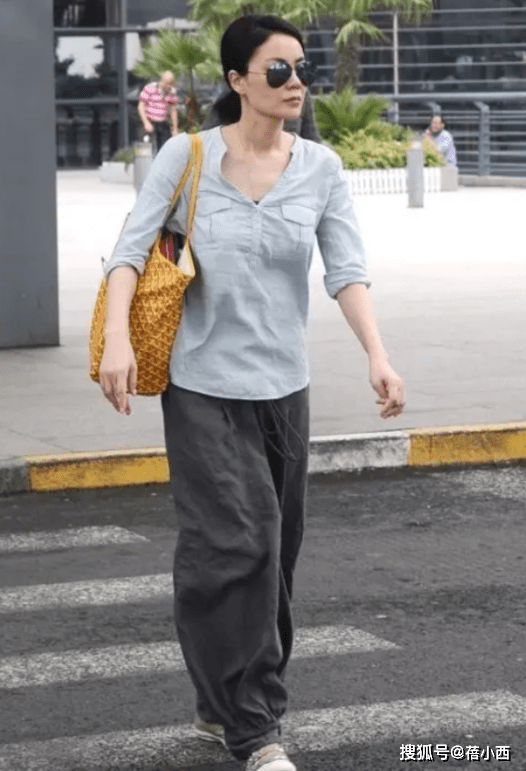 身材|王菲带二女儿李嫣走机场,又现简约穿搭,李嫣比妈妈更“佛系”