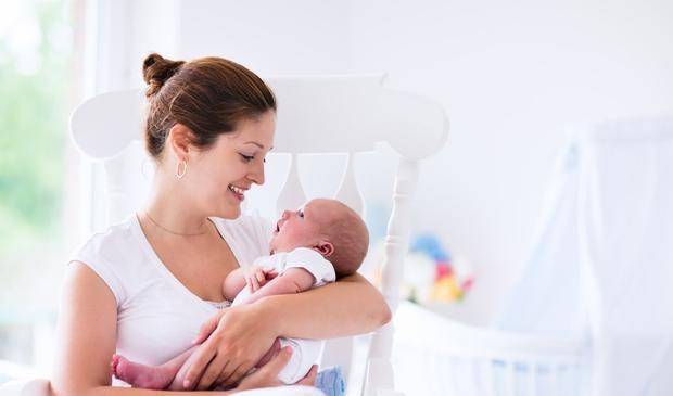 因为|22岁妈妈不听老人劝，产后第二天洗澡，半夜浑身难受开灯后吓哭