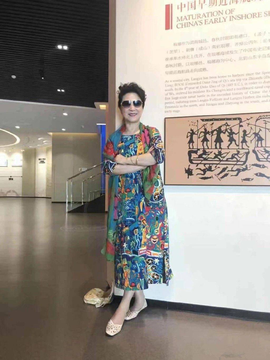 感觉|71岁王馥荔也太漂亮了，在街头拍到她穿花衬衫白裤子，气质高贵！