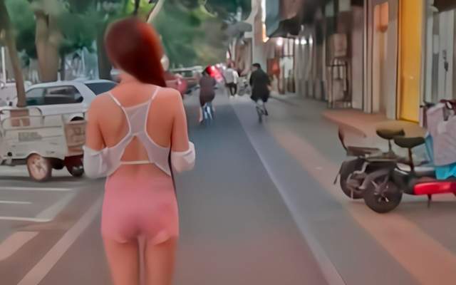 裤衩|保定“裤衩姐”衣着清凉街头漫步，大爷啧啧称奇，大妈怒目而视