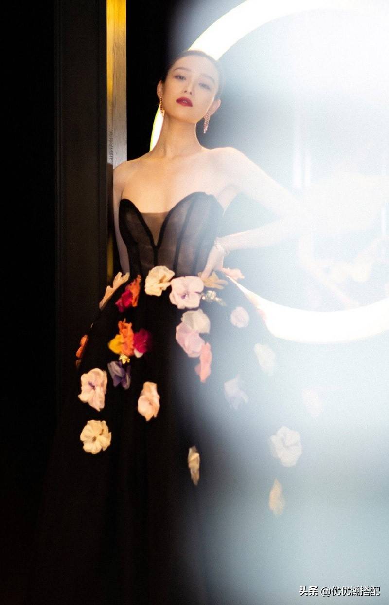 魅力|倪妮不愧是“妖精”身段妖娆！抹胸长裙穿得好紧绷，撩人指数满分